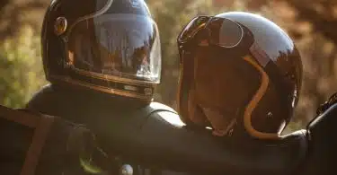 casques de moto noirs