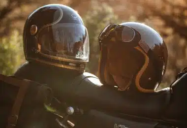 casques de moto noirs