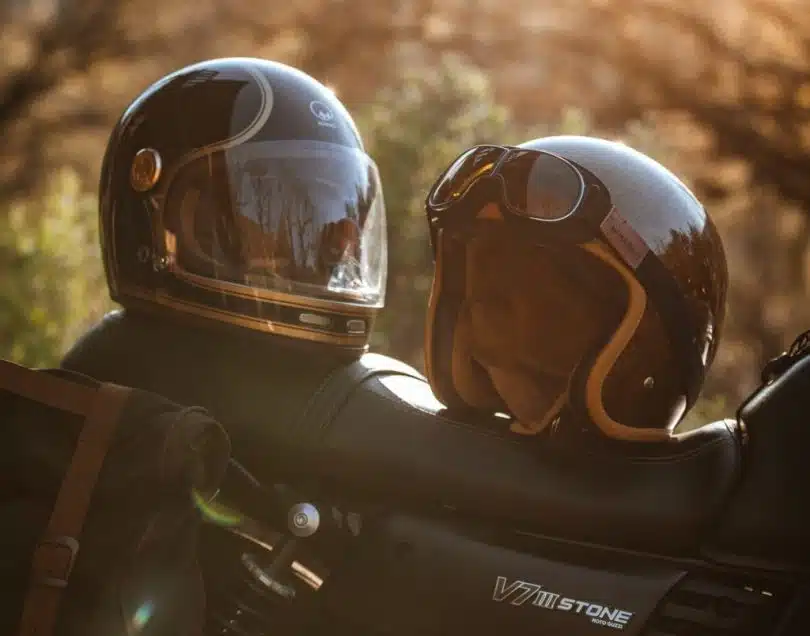 casques de moto noirs