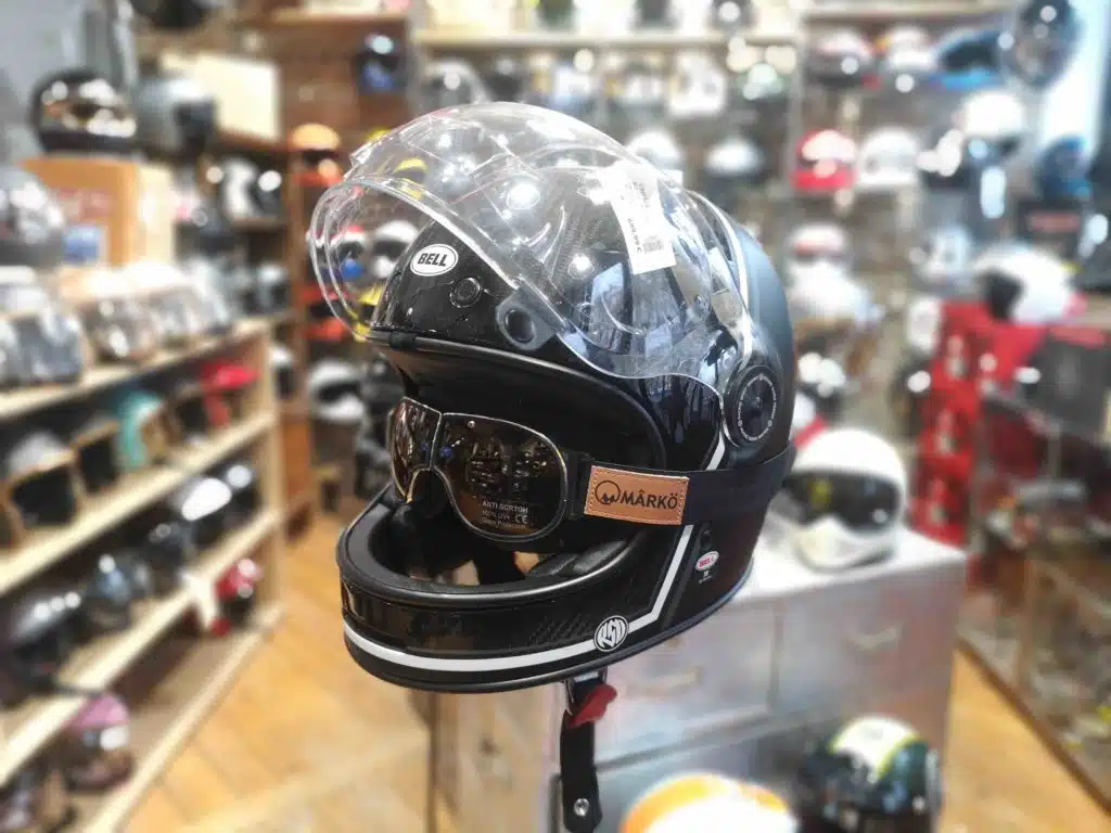 casque de moto en magasin